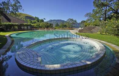 Imagem: A casa em condomínio possui 5 Dormitórios, 5 Banheiros, 5