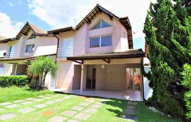 Imagem: A casa possui 3 Dormitórios, 5 Banheiros, 4 Vagas na garagem