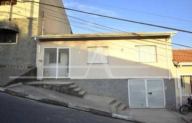 Imagem: A casa possui 3 Dormitórios, 2 Banheiros, 2 Vagas na garagem