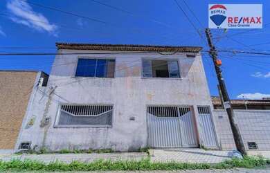 Imagem: A casa possui 4 Dormitórios, 2 Banheiros, 2 Vagas na garagem