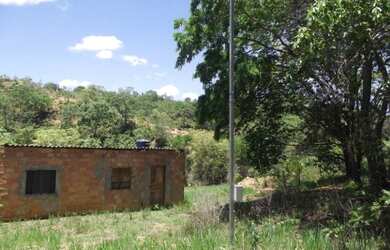 Imagem: O terreno e possui Dormitórios, Suítes, Banheiros está