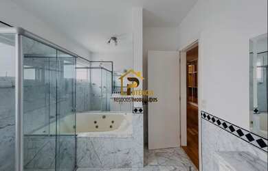 Imagem: A casa possui 5 Dormitórios, 5 Banheiros, 4 Vagas na garagem