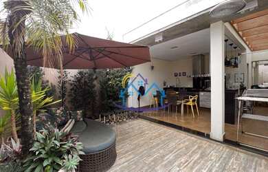 Imagem: A casa possui 2 Dormitórios, 3 Banheiros, 2 Vagas na garagem