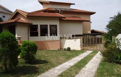 Imagem: A casa em condomínio possui 4 Dormitórios, 5 Banheiros, 3