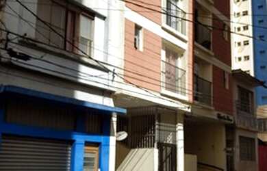 Imagem: O apartamento possui 1 Dormitório, 1 Banheiro, 1 Vaga na garagem