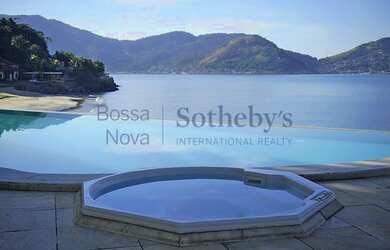 Imagem: A casa em condomínio possui 5 Dormitórios, 5 Banheiros, 5