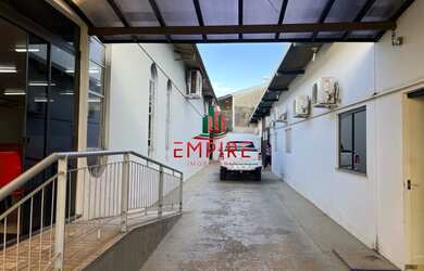 Imagem: O depósito possui 4 Vagas na garagem, 720m² de Área e está