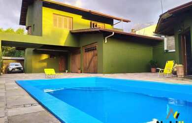 Imagem: A casa possui 3 Dormitórios, 3 Banheiros, 2 Vagas na garagem