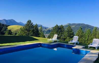 Imagem 3: Casa no alto da encosta com vista mar