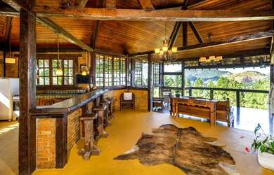 Imagem 8: Casa no alto da encosta com vista mar