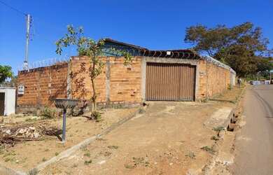 Imagem: A casa possui 2 Dormitórios, 1 Banheiro e 2 Vagas na garagem