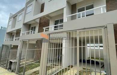 Imagem: A casa possui 2 Dormitórios, 1 Banheiro, 2 Vagas na garagem