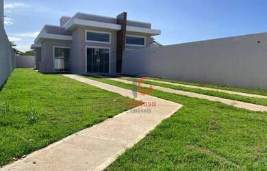 Imagem: A casa possui 3 Dormitórios, 2 Banheiros, 3 Vagas na garagem