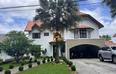 Imagem: A casa possui 4 Dormitórios, 5 Banheiros, 4 Vagas na garagem