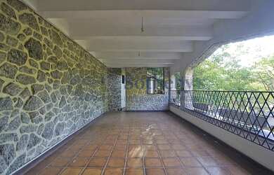 Imagem: A casa possui 5 Dormitórios, 5 Banheiros, 2 Vagas na garagem