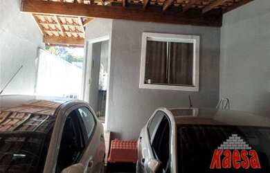 Imagem: A casa possui 2 Dormitórios, 2 Banheiros, 2 Vagas na garagem