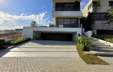 Imagem: A casa em condomínio possui 4 Dormitórios, 5 Banheiros, 4