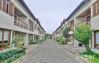 Imagem: A casa em condomínio possui 3 Dormitórios, 1 Banheiro, 2 Vagas