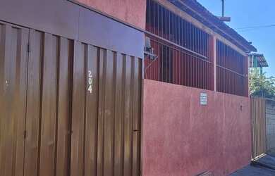 Imagem: A casa possui 2 Dormitórios, 1 Banheiro, 2 Vagas na garagem