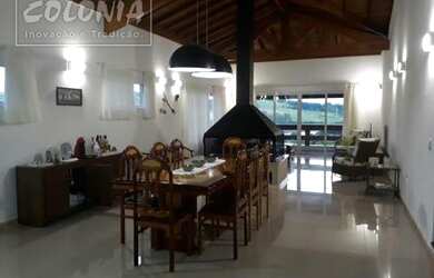 Imagem: A casa possui 4 Dormitórios, 5 Banheiros, 3 Vagas na garagem