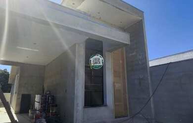 Imagem: A casa possui 3 Dormitórios, 2 Banheiros, 2 Vagas na garagem