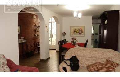 Imagem: A casa possui 4 Dormitórios, 3 Banheiros, 4 Vagas na garagem