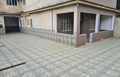 Imagem: A casa possui 3 Dormitórios, 3 Banheiros, 5 Vagas na garagem