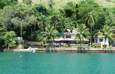 Imagem: A casa possui 5 Dormitórios, 4 Banheiros, 580m² de Área e