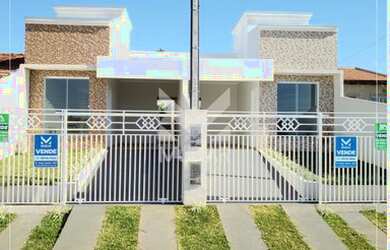 Imagem: A casa possui 2 Dormitórios, 1 Banheiro, 2 Vagas na garagem