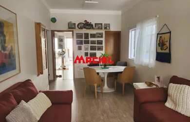 Imagem: A casa possui 3 Dormitórios, 3 Banheiros, 2 Vagas na garagem