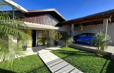 Imagem: A casa possui 3 Dormitórios, 2 Banheiros, 2 Vagas na garagem