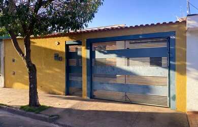 Imagem: A casa possui 3 Dormitórios, 3 Banheiros, 3 Vagas na garagem