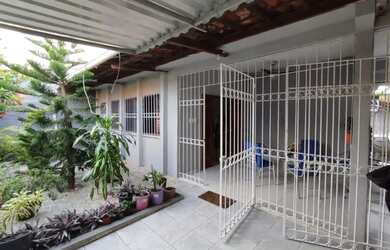 Imagem: A casa possui 4 Dormitórios, 3 Banheiros, 5 Vagas na garagem