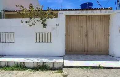 Imagem: A casa possui 3 Dormitórios e 2 Banheiros e está localizado