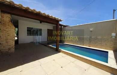 Imagem: A casa possui 3 Dormitórios, 2 Banheiros, 1 Vaga na garagem