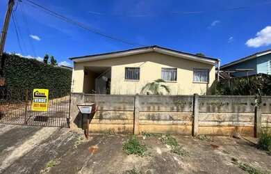 Imagem: A casa possui 3 Dormitórios, 1 Banheiro, 1 Vaga na garagem