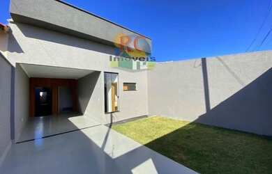 Imagem: A casa possui 3 Dormitórios, 2 Banheiros, 1 Vaga na garagem