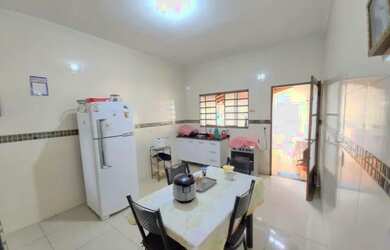 Imagem: A casa possui 3 Dormitórios, 2 Banheiros, 3 Vagas na garagem