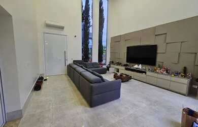 Imagem: A casa em condomínio possui 4 Dormitórios, 5 Banheiros, 4