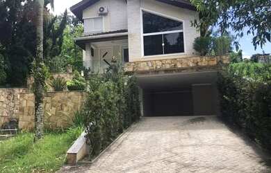 Imagem: A casa em condomínio possui 4 Dormitórios, 5 Banheiros, 3