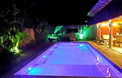 Imagem: A casa possui 4 Dormitórios, 5 Banheiros, 4 Vagas na garagem