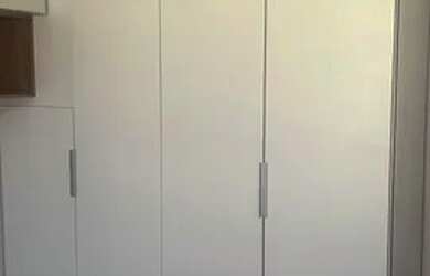 Imagem: O apartamento possui 2 Dormitórios, 1 Banheiro, 1 Vaga na garagem