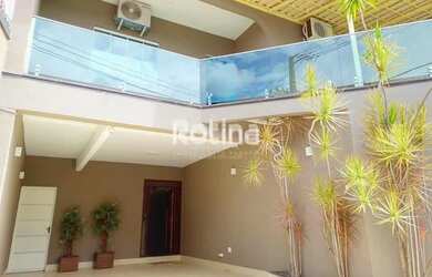 Imagem: A casa possui 3 Dormitórios, 4 Banheiros, 2 Vagas na garagem