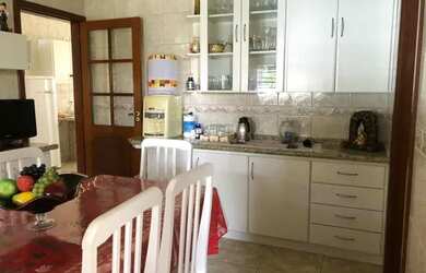 Imagem: A casa possui 4 Dormitórios, 3 Banheiros, 1 Vaga na garagem