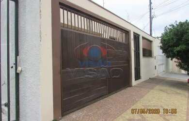 Imagem: A casa possui 3 Dormitórios, 3 Banheiros, 2 Vagas na garagem