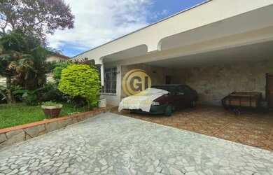 Imagem: A casa possui 5 Dormitórios, 3 Banheiros, 3 Vagas na garagem