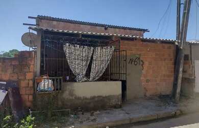 Imagem: A casa possui 3 Dormitórios, 2 Banheiros, 1 Vaga na garagem
