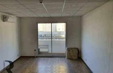 Imagem: O depósito possui 1 Vaga na garagem e 32m² de Área e está