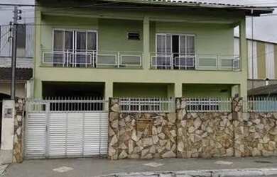 Imagem: A casa possui 4 Dormitórios, 4 Vagas na garagem, 100m² de