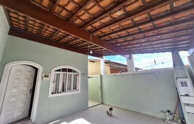 Imagem: A casa possui 3 Dormitórios, 3 Banheiros, 2 Vagas na garagem